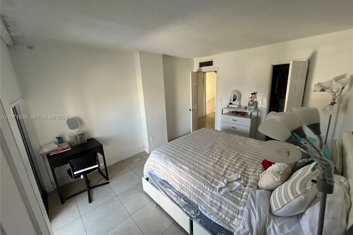 9240 Fontainebleau Blvd # 207, Miami FL 33172
