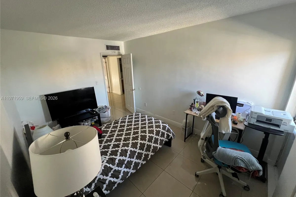 9240 Fontainebleau Blvd # 207, Miami FL 33172