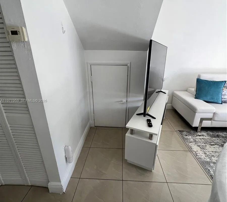 9240 Fontainebleau Blvd # 207, Miami FL 33172