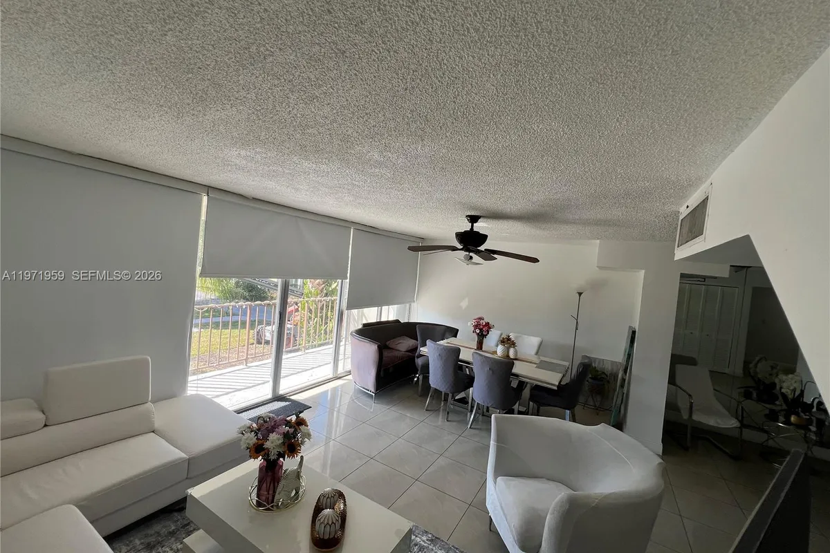 9240 Fontainebleau Blvd # 207, Miami FL 33172