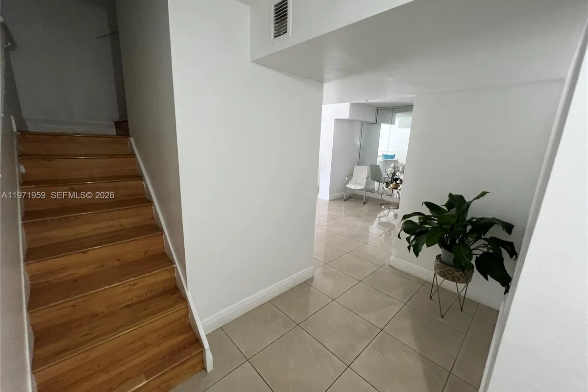 9240 Fontainebleau Blvd # 207, Miami FL 33172