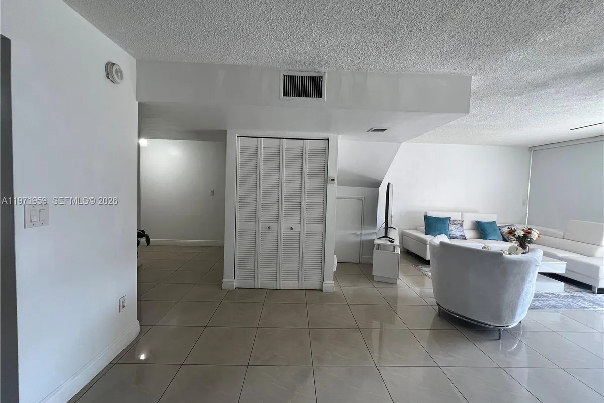 9240 Fontainebleau Blvd # 207, Miami FL 33172