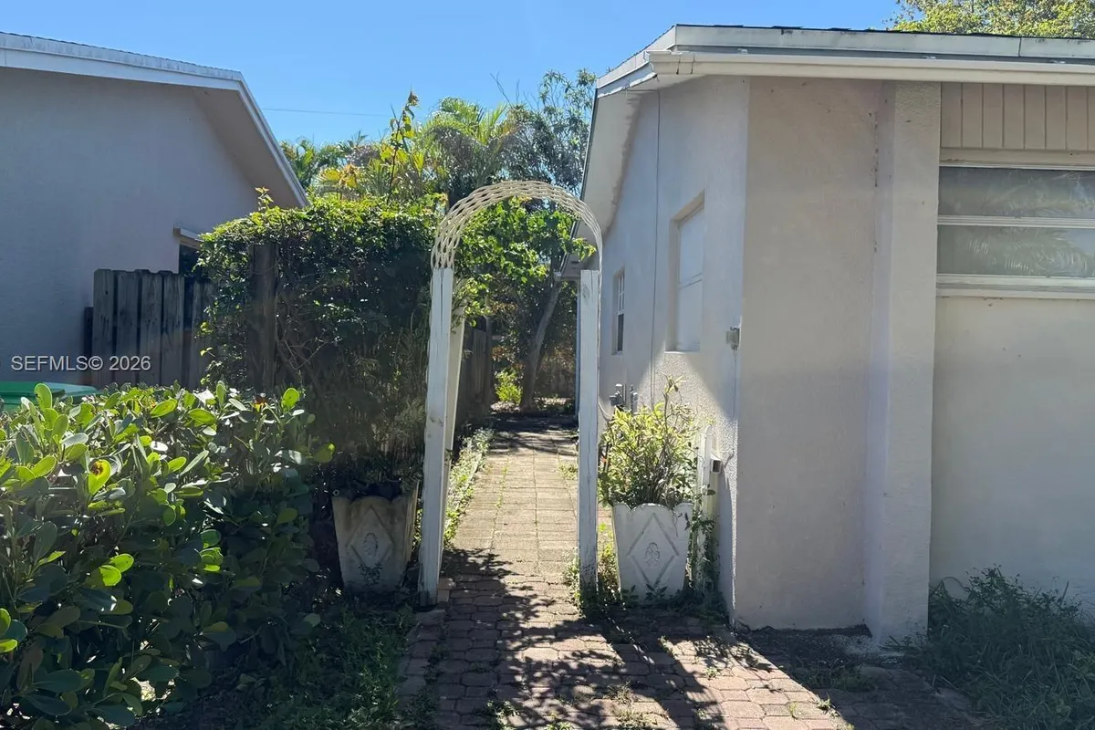 11460 NW 37th St, Sunrise FL 33323