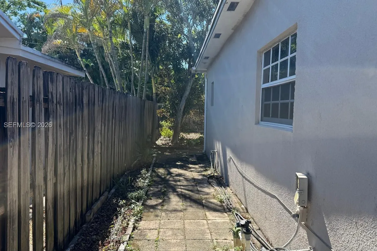 11460 NW 37th St, Sunrise FL 33323