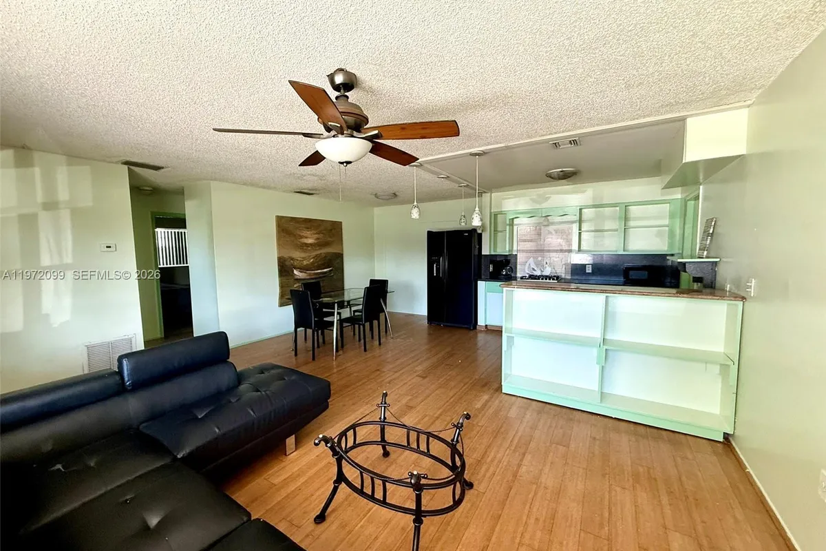 11460 NW 37th St, Sunrise FL 33323