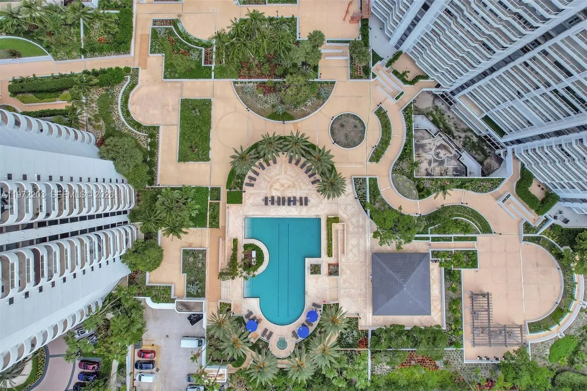 21200 Point Pl, Aventura FL 33180