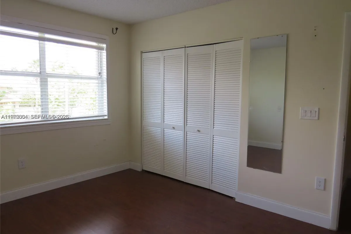 216 Lakeside Cir, Sunrise FL 33326