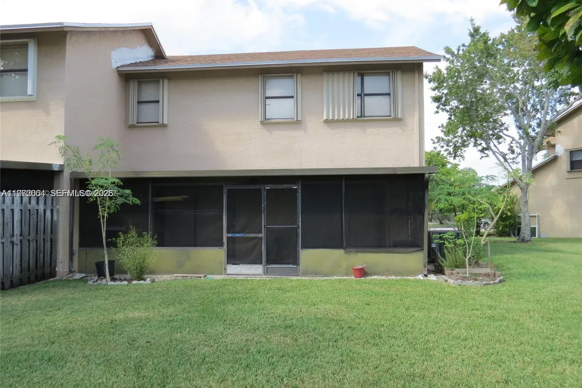 216 Lakeside Cir, Sunrise FL 33326