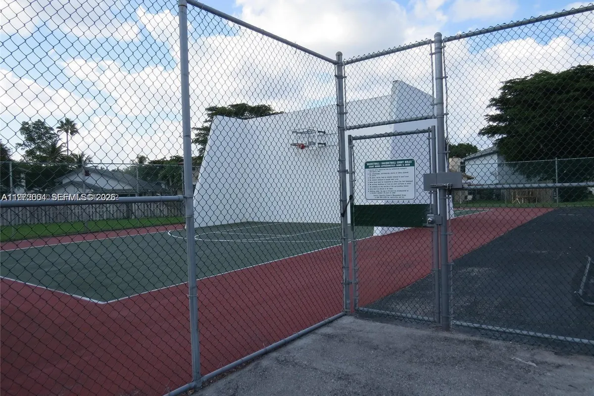 216 Lakeside Cir, Sunrise FL 33326