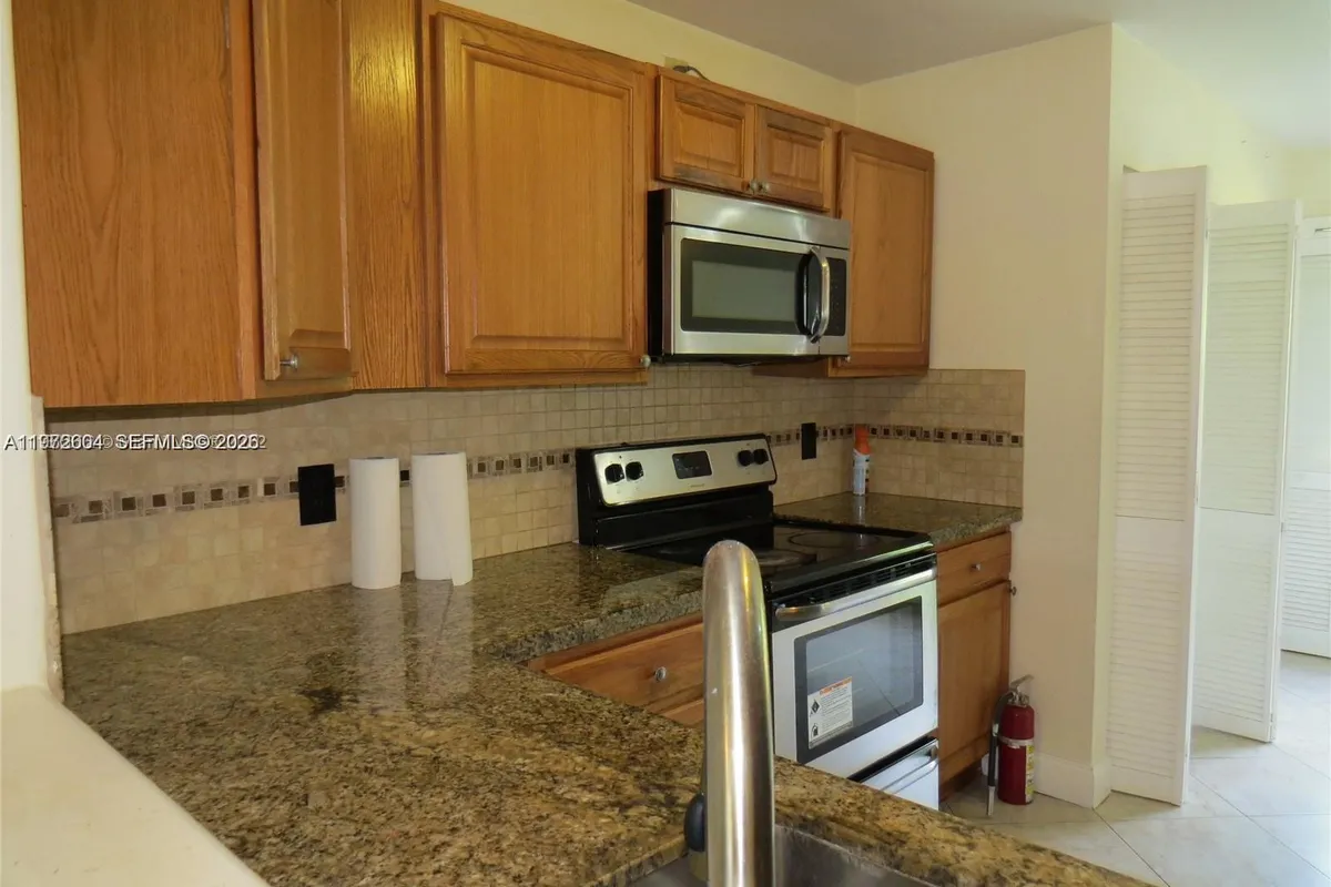 216 Lakeside Cir, Sunrise FL 33326