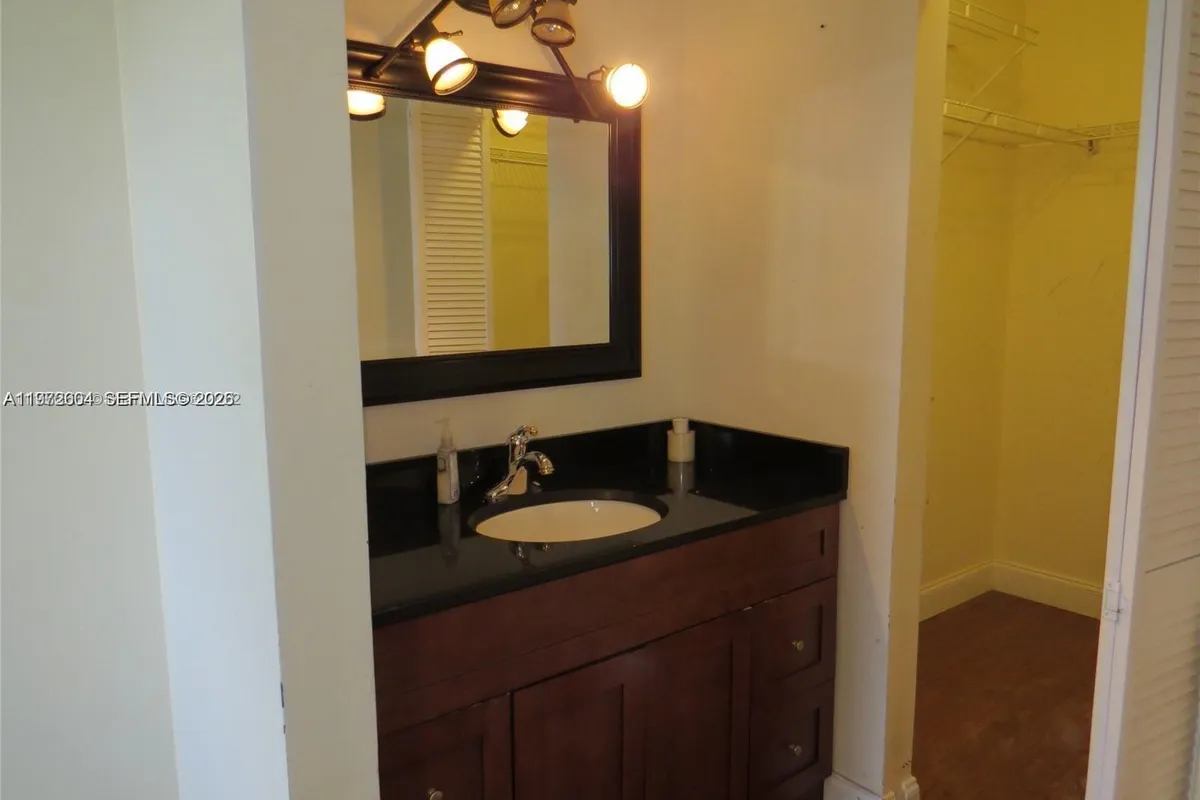 216 Lakeside Cir, Sunrise FL 33326