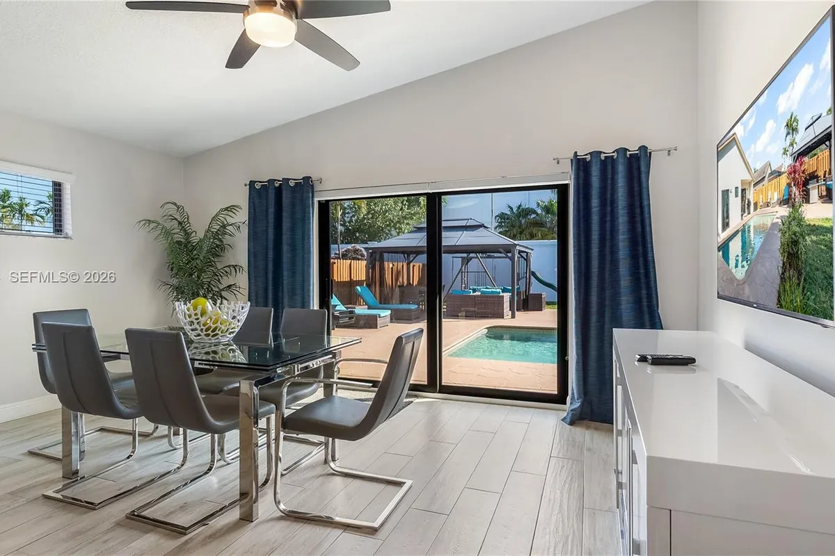 9986 NW 52nd ST, Sunrise FL 33351