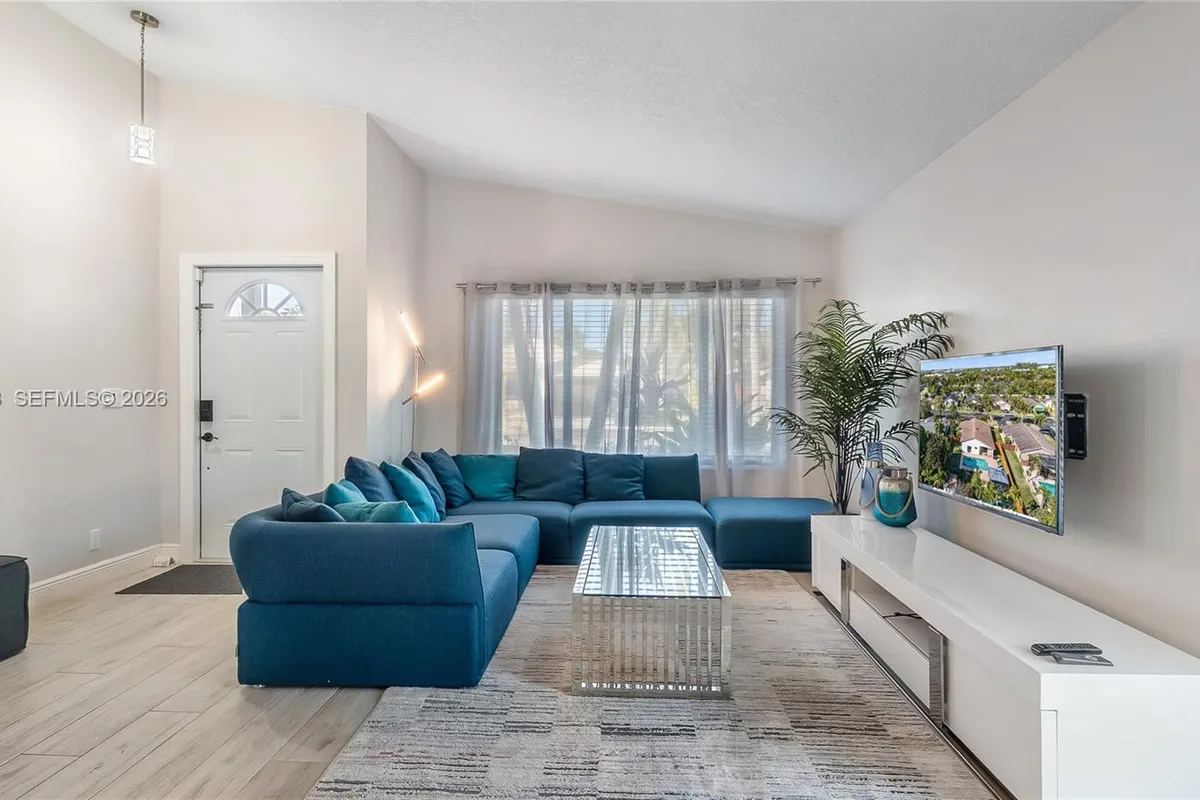 9986 NW 52nd ST, Sunrise FL 33351