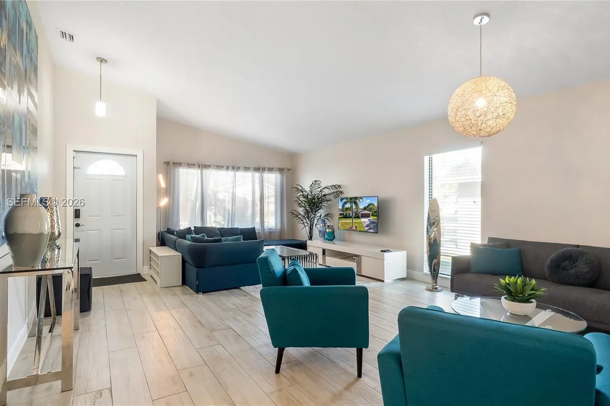 9986 NW 52nd ST, Sunrise FL 33351