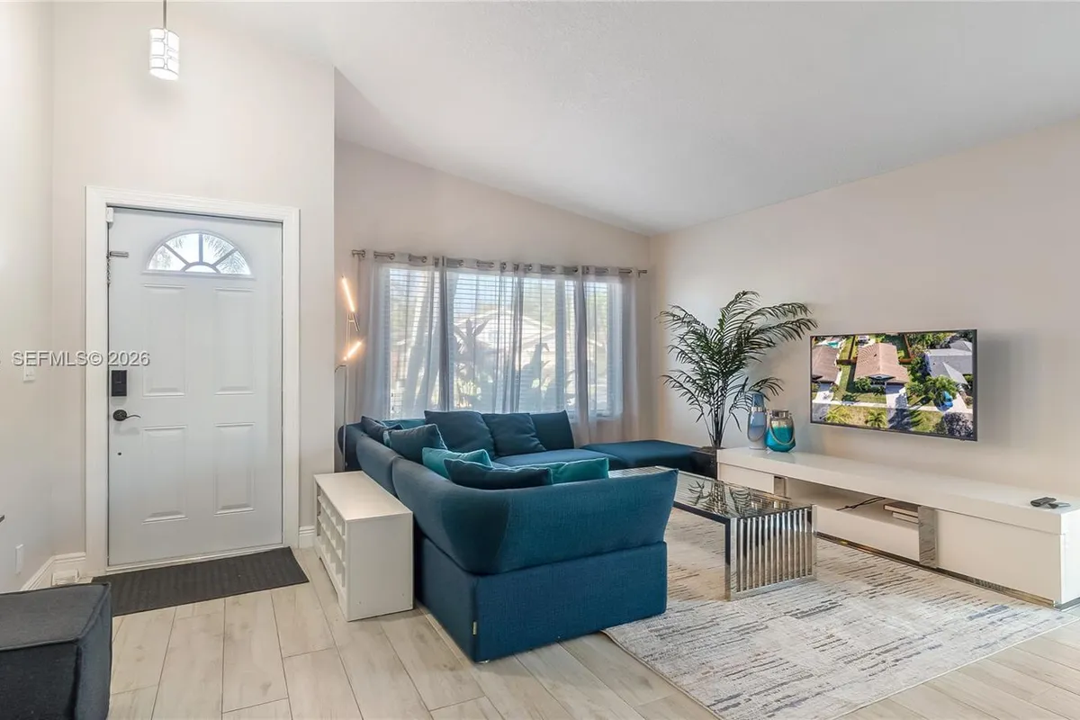 9986 NW 52nd ST, Sunrise FL 33351