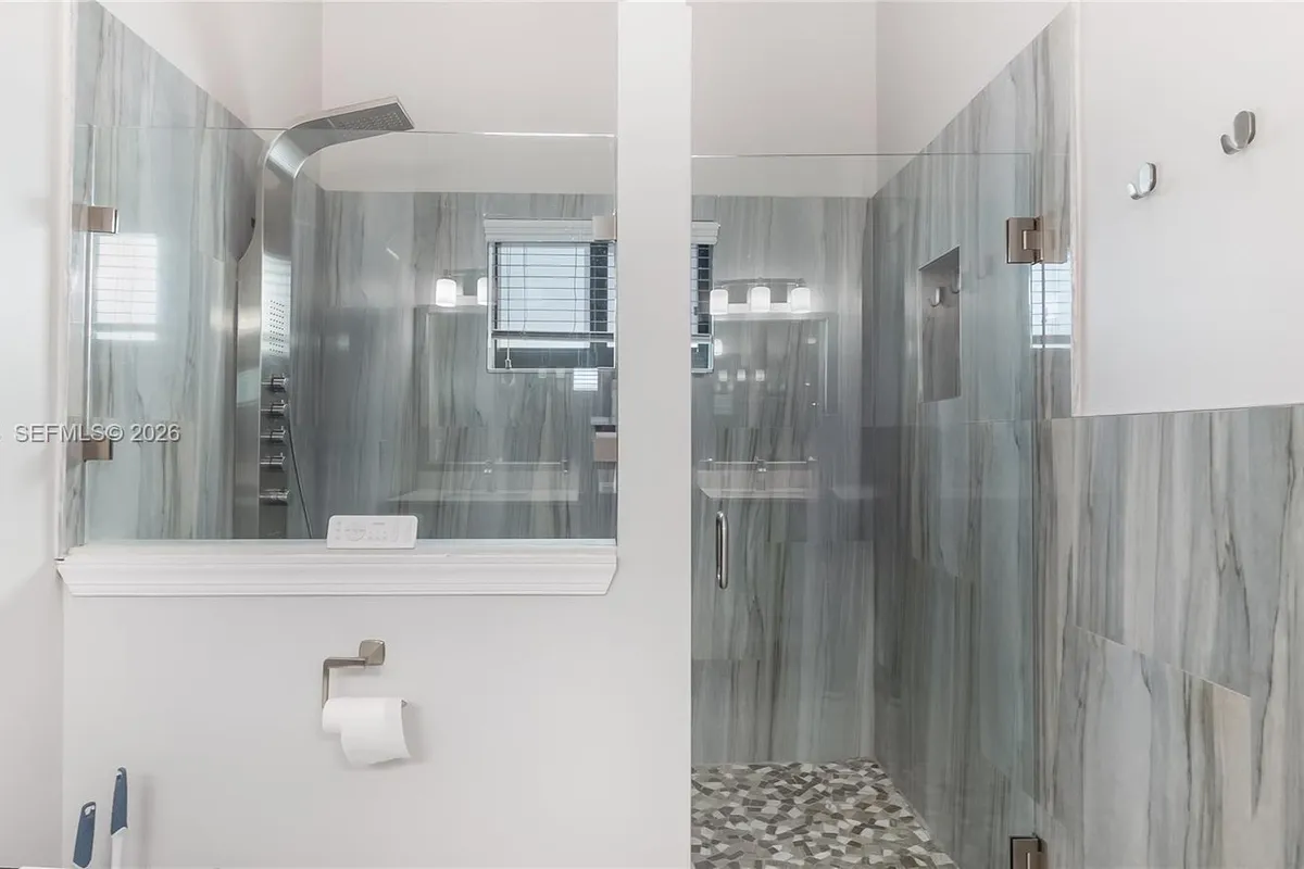 9986 NW 52nd ST, Sunrise FL 33351