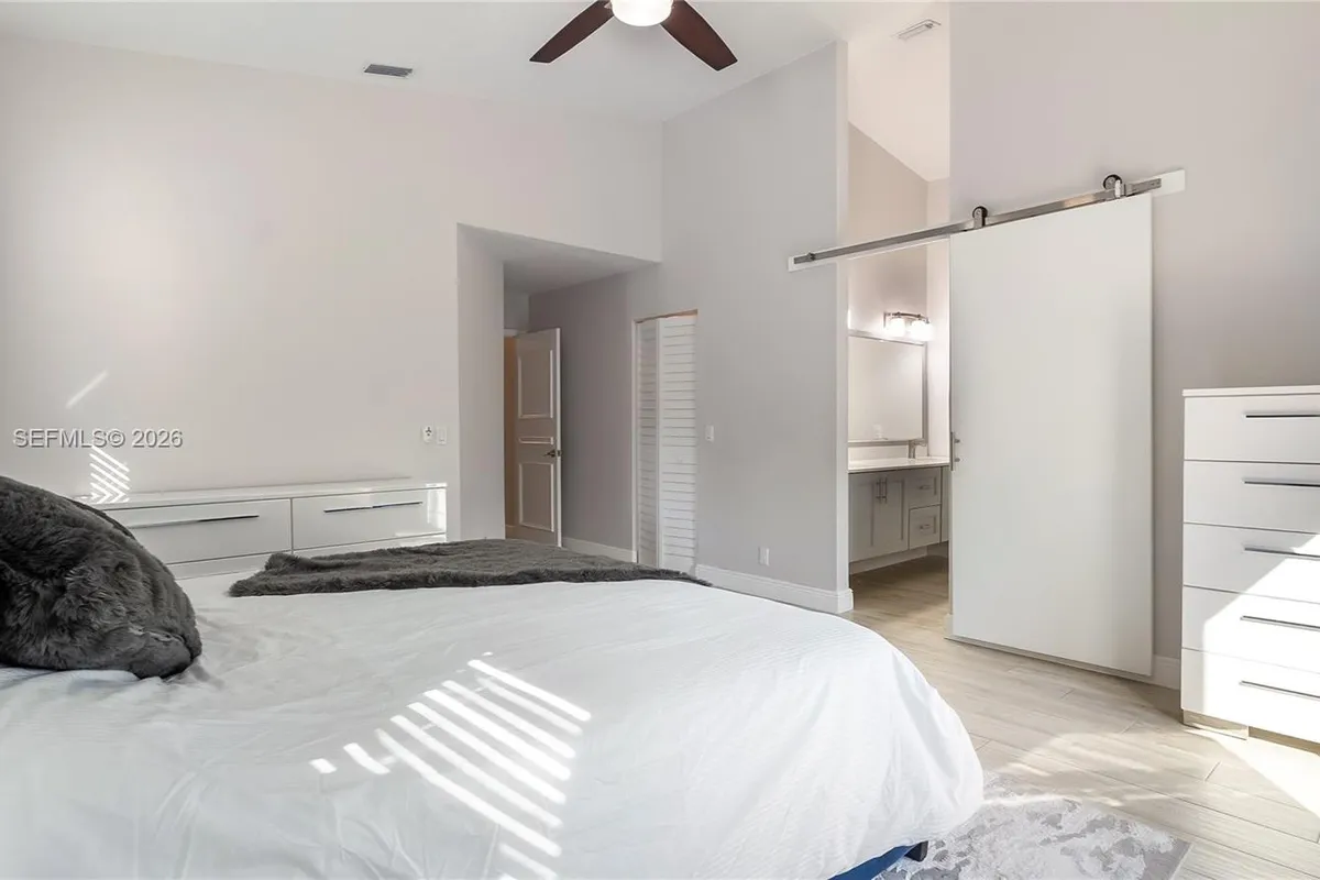 9986 NW 52nd ST, Sunrise FL 33351