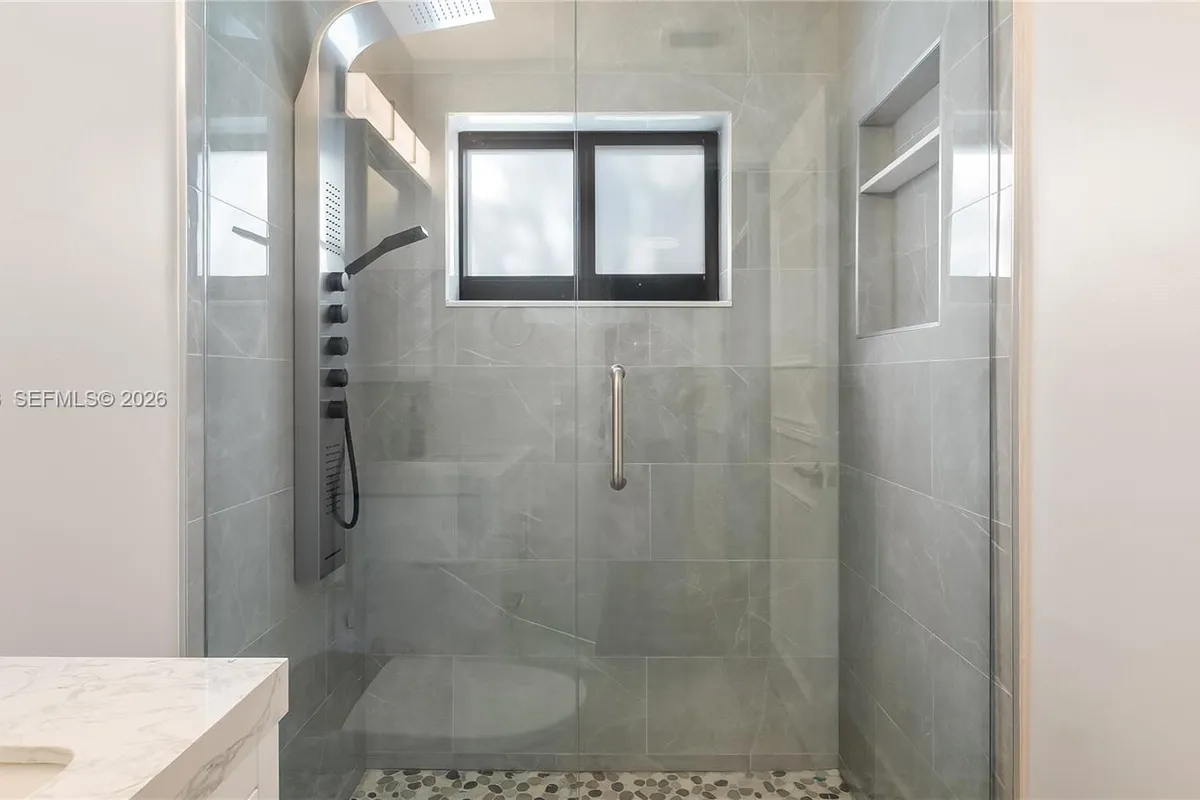 9986 NW 52nd ST, Sunrise FL 33351