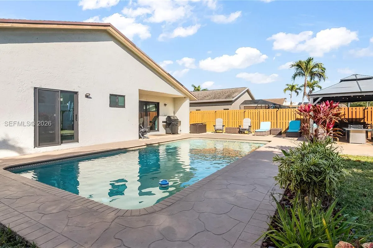 9986 NW 52nd ST, Sunrise FL 33351