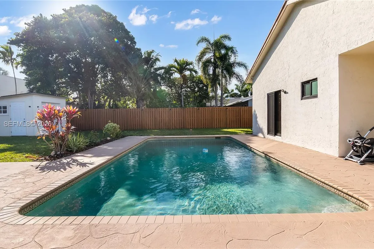 9986 NW 52nd ST, Sunrise FL 33351