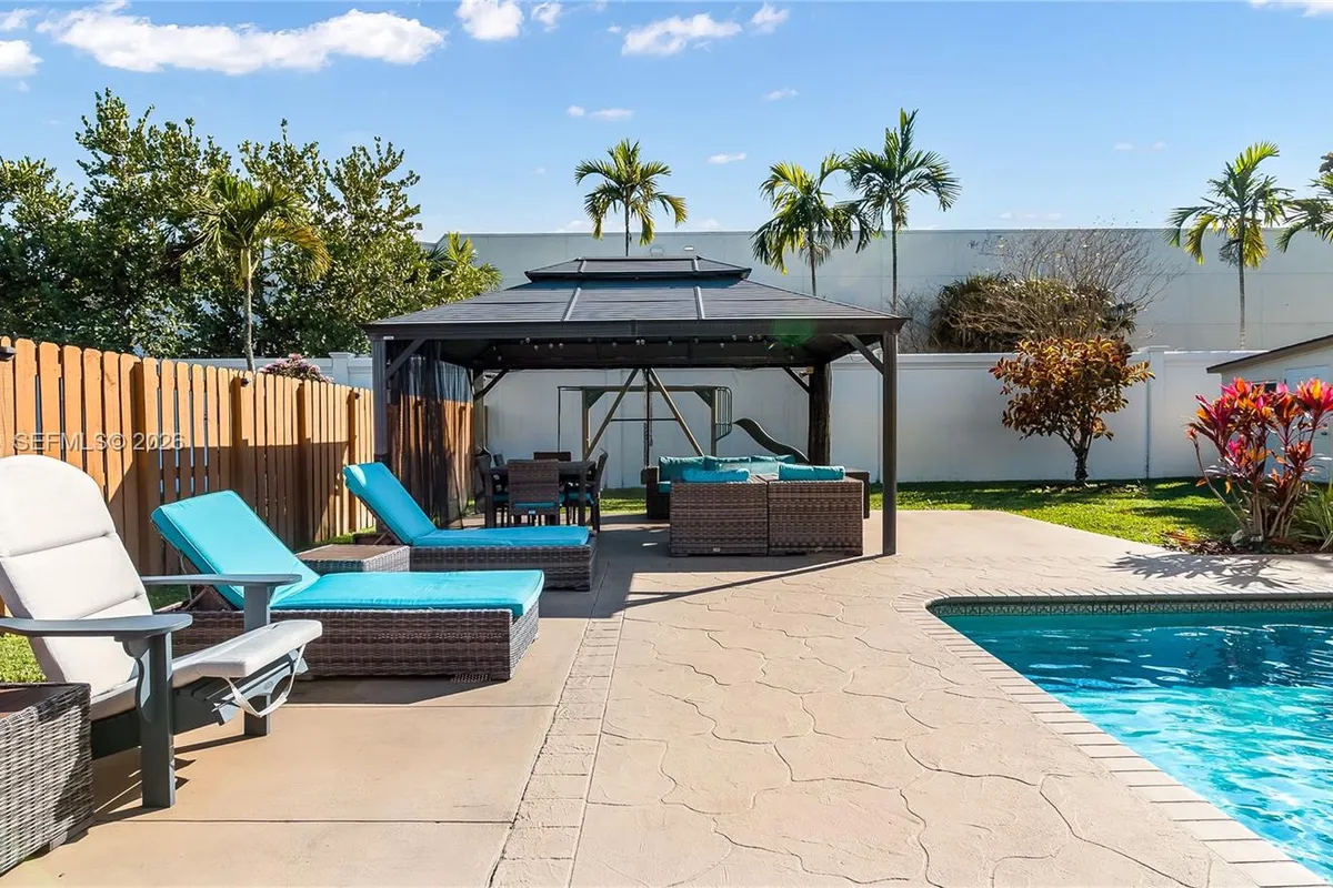 9986 NW 52nd ST, Sunrise FL 33351