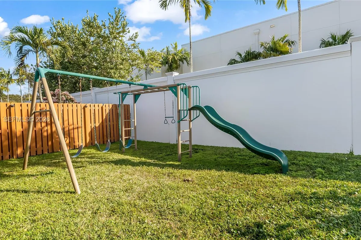 9986 NW 52nd ST, Sunrise FL 33351