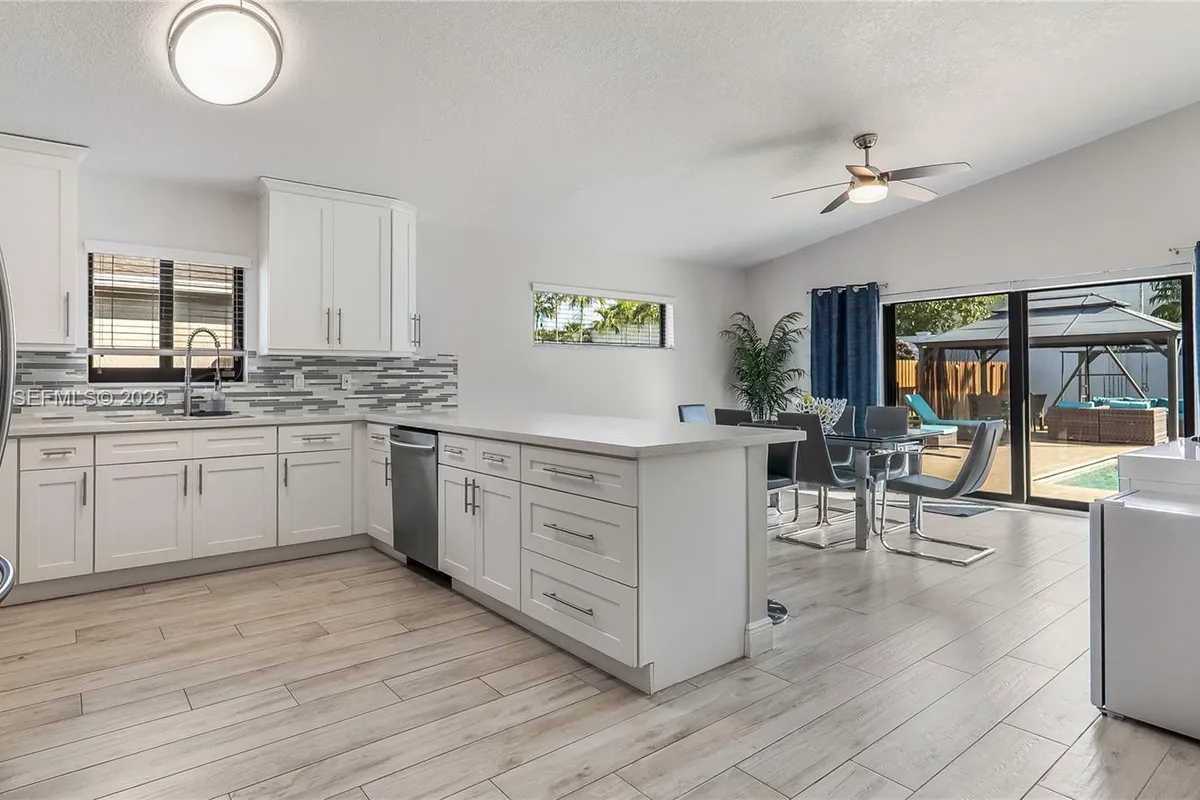 9986 NW 52nd ST, Sunrise FL 33351