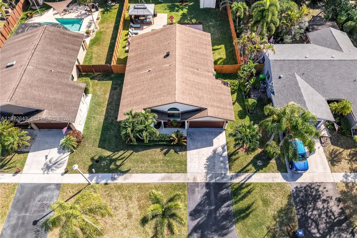 9986 NW 52nd ST, Sunrise FL 33351