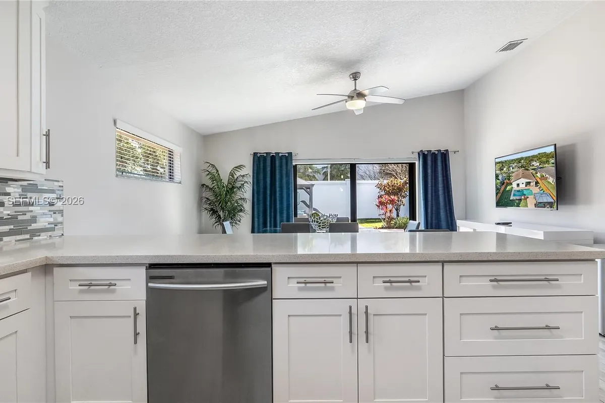 9986 NW 52nd ST, Sunrise FL 33351