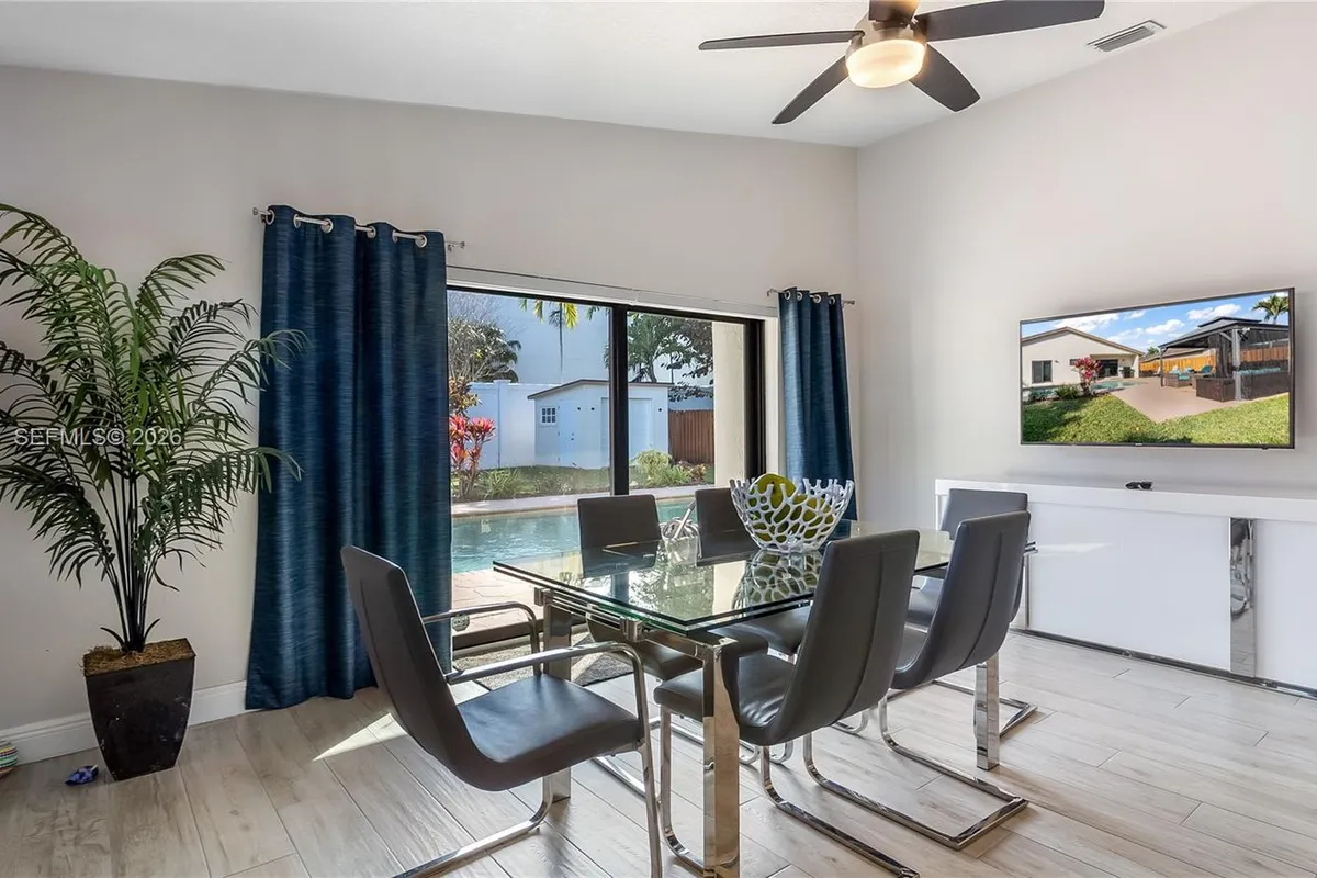 9986 NW 52nd ST, Sunrise FL 33351