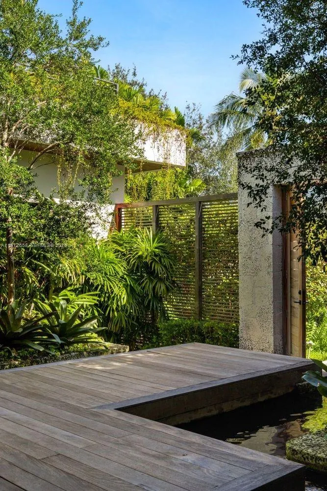 6850 Sunrise Ct, Coral Gables FL 33133