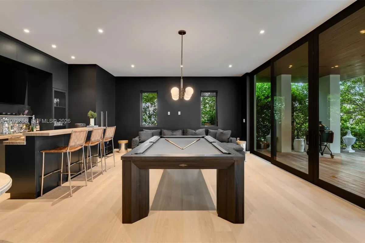 6850 Sunrise Ct, Coral Gables FL 33133