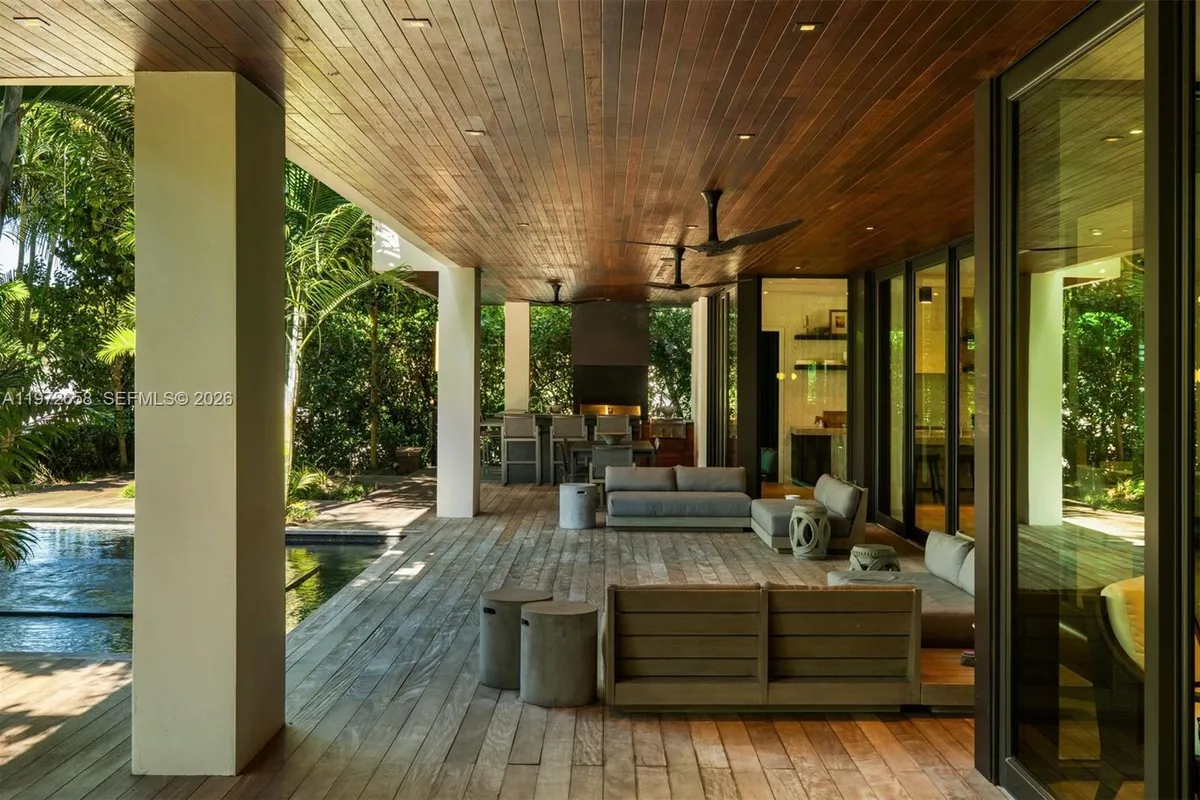 6850 Sunrise Ct, Coral Gables FL 33133