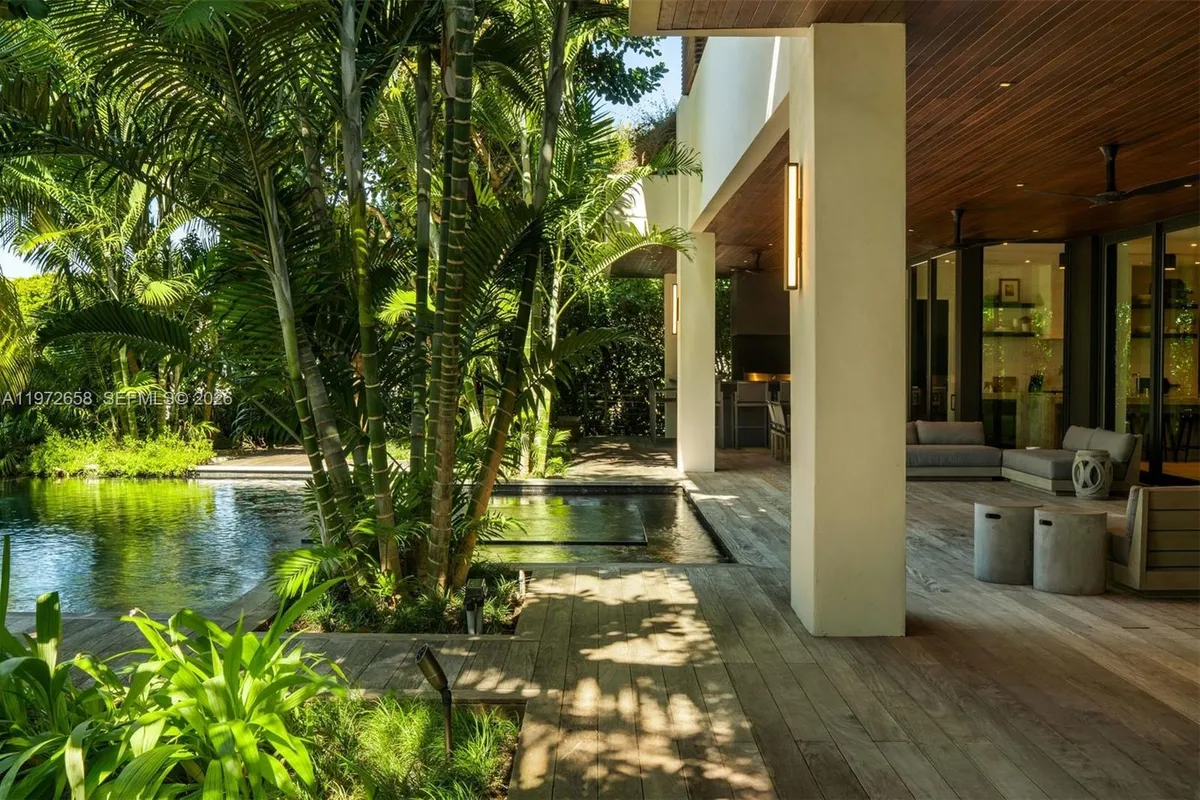 6850 Sunrise Ct, Coral Gables FL 33133