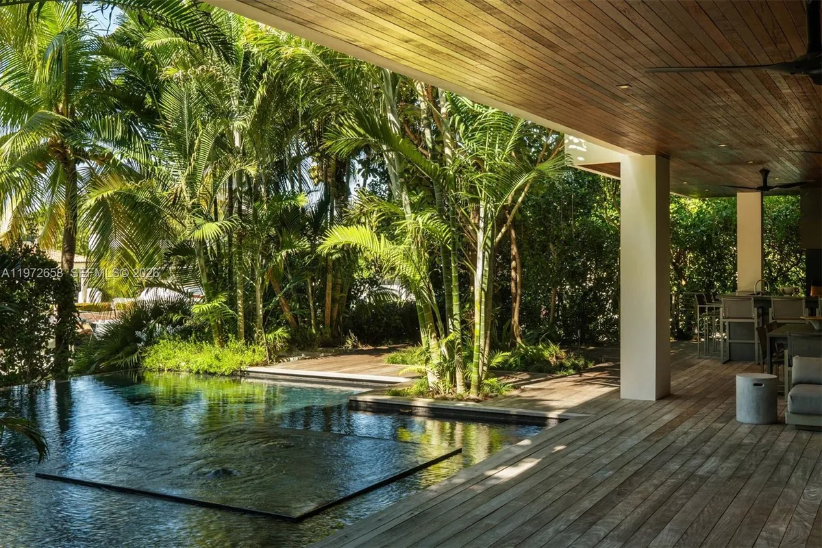 6850 Sunrise Ct, Coral Gables FL 33133