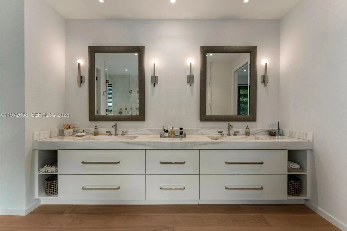 6850 Sunrise Ct, Coral Gables FL 33133