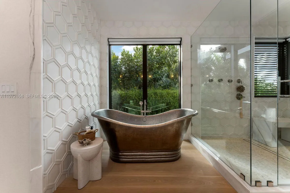 6850 Sunrise Ct, Coral Gables FL 33133