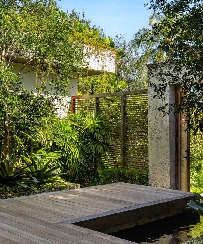 6850 Sunrise Ct, Coral Gables FL 33133