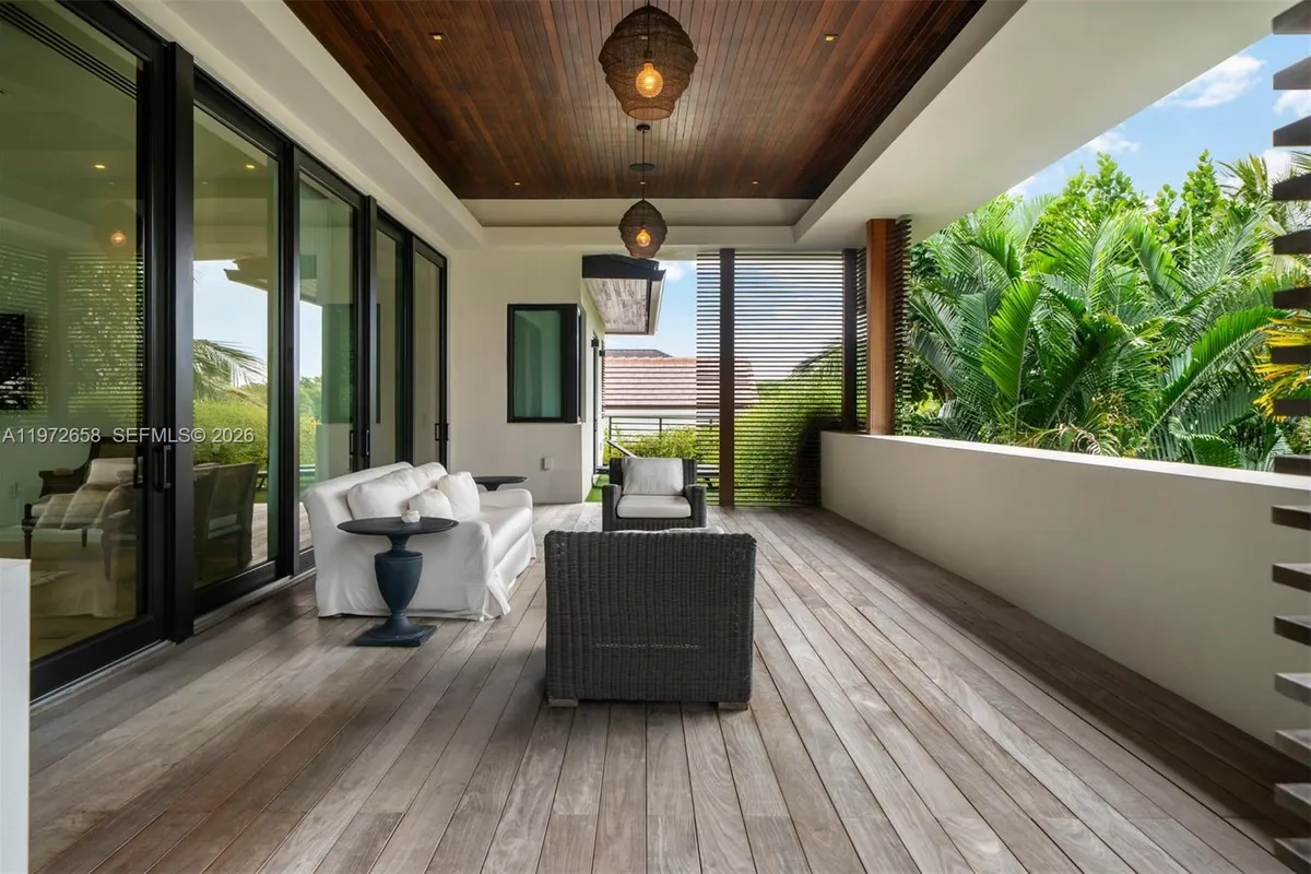 6850 Sunrise Ct, Coral Gables FL 33133