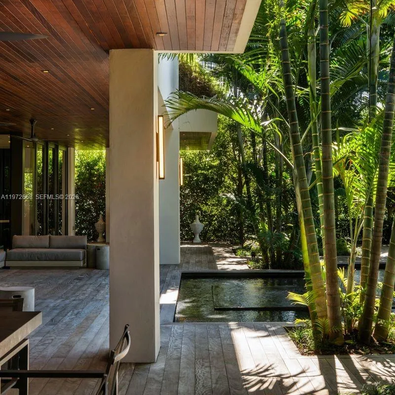 6850 Sunrise Ct, Coral Gables FL 33133