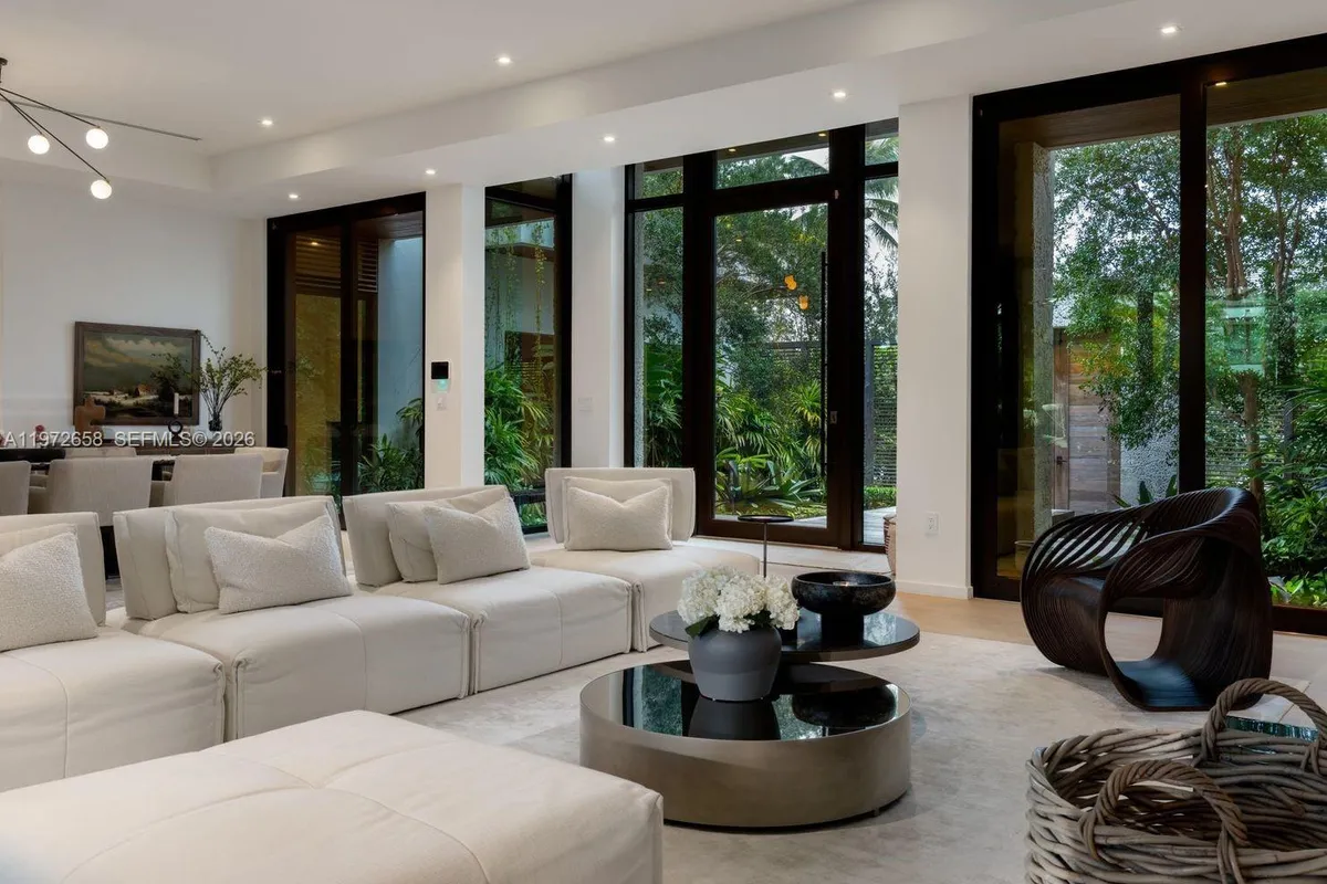 6850 Sunrise Ct, Coral Gables FL 33133