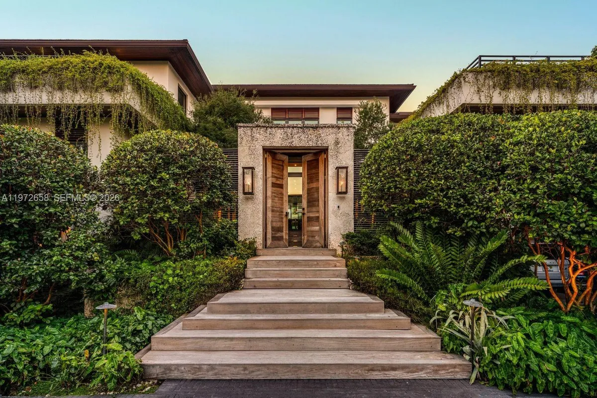 6850 Sunrise Ct, Coral Gables FL 33133