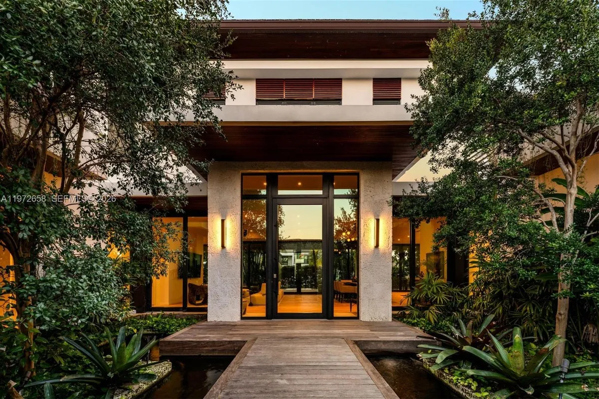 6850 Sunrise Ct, Coral Gables FL 33133