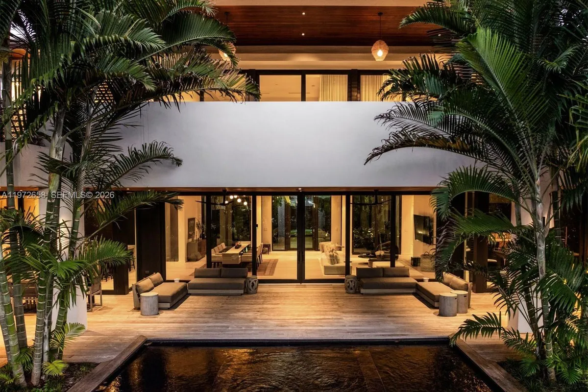 6850 Sunrise Ct, Coral Gables FL 33133