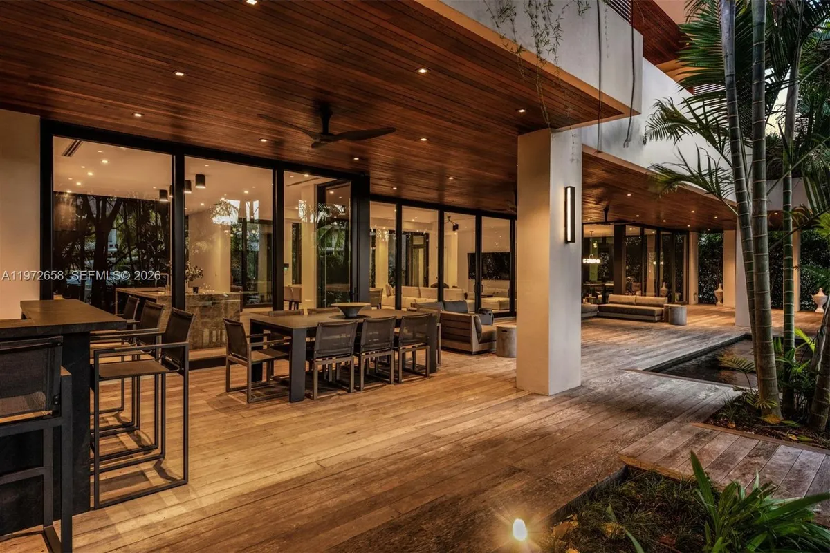 6850 Sunrise Ct, Coral Gables FL 33133