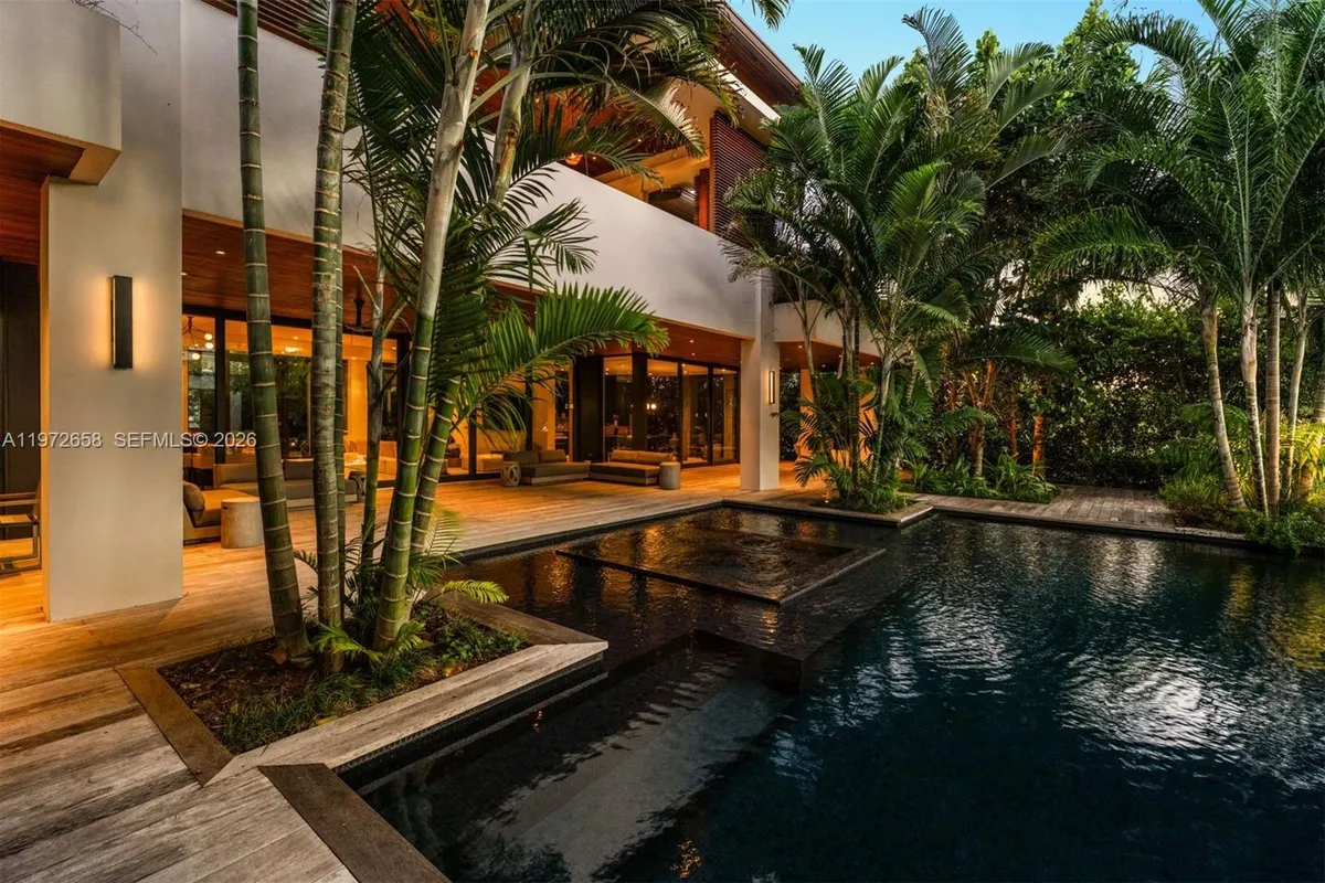 6850 Sunrise Ct, Coral Gables FL 33133