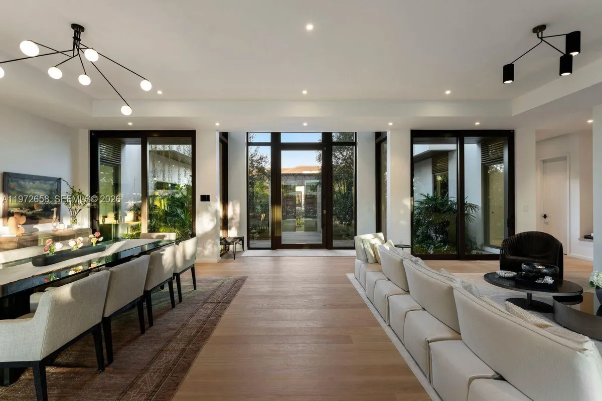 6850 Sunrise Ct, Coral Gables FL 33133