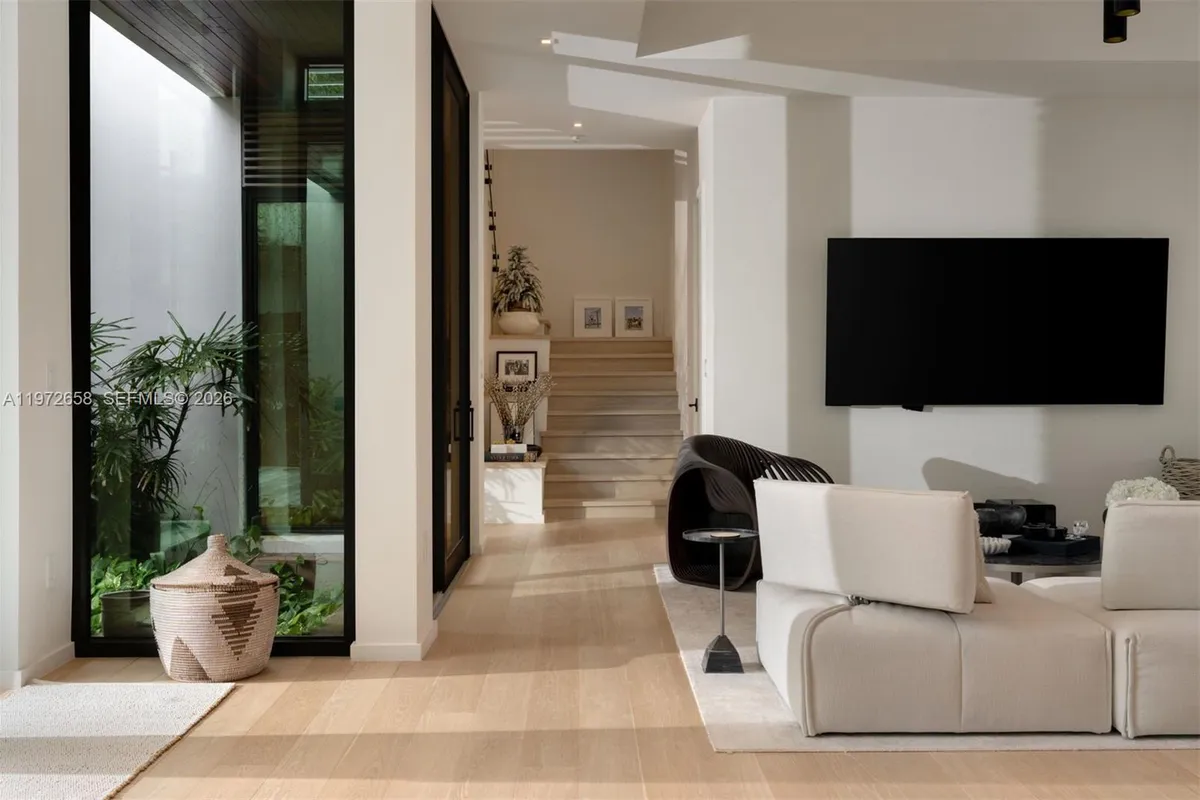 6850 Sunrise Ct, Coral Gables FL 33133