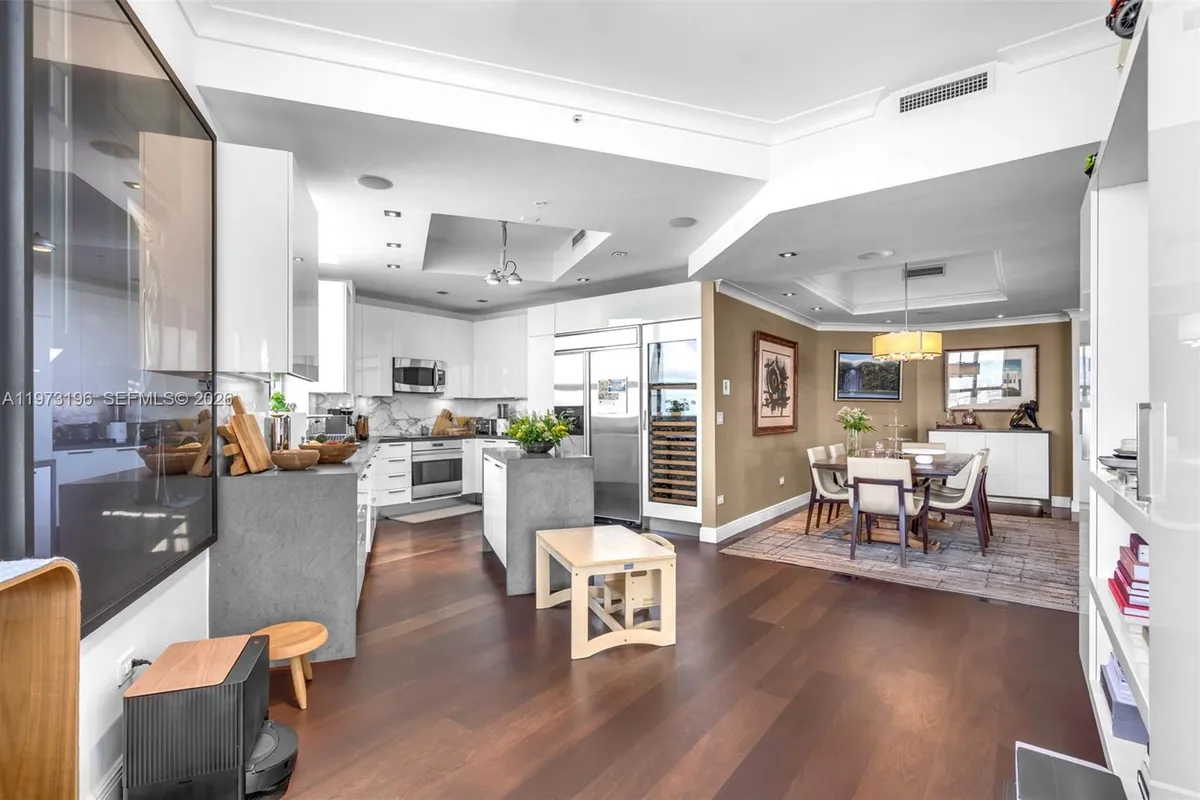 848 Brickell Key Dr, Miami FL 33131