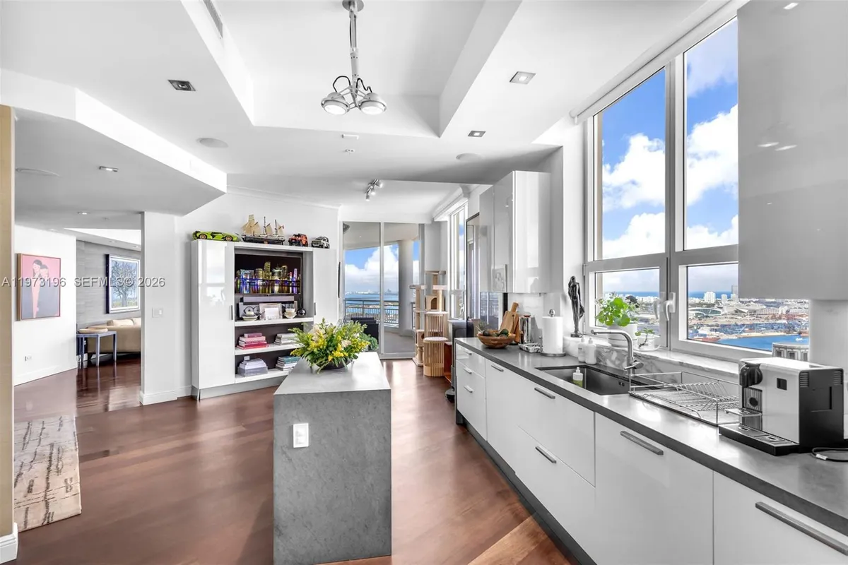 848 Brickell Key Dr, Miami FL 33131